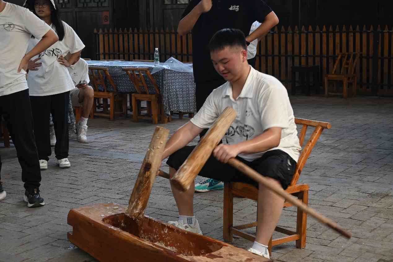 湖南工商大學e路鄉伴小分隊：傳承千年民俗，共賞打糍粑盛宴