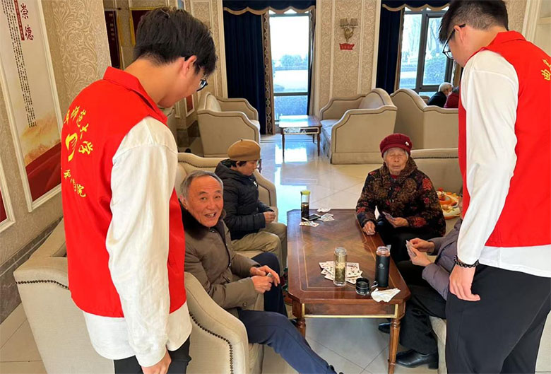 “青衿之志 實踐篤行”實踐隊體育科學學院學院寒假社會實踐——暖心冬日行，情滿敬老院