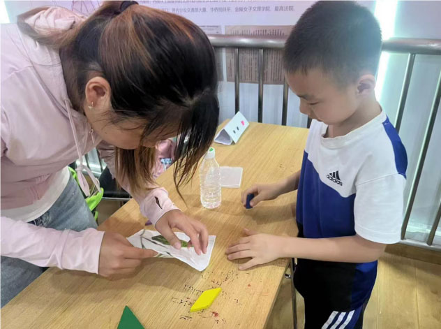 “藝賦中醫(yī)”團(tuán)隊(duì)響應(yīng)“愛(ài)心暑托班”號(hào)召，向社區(qū)孩童介紹中醫(yī)藥拓染技藝