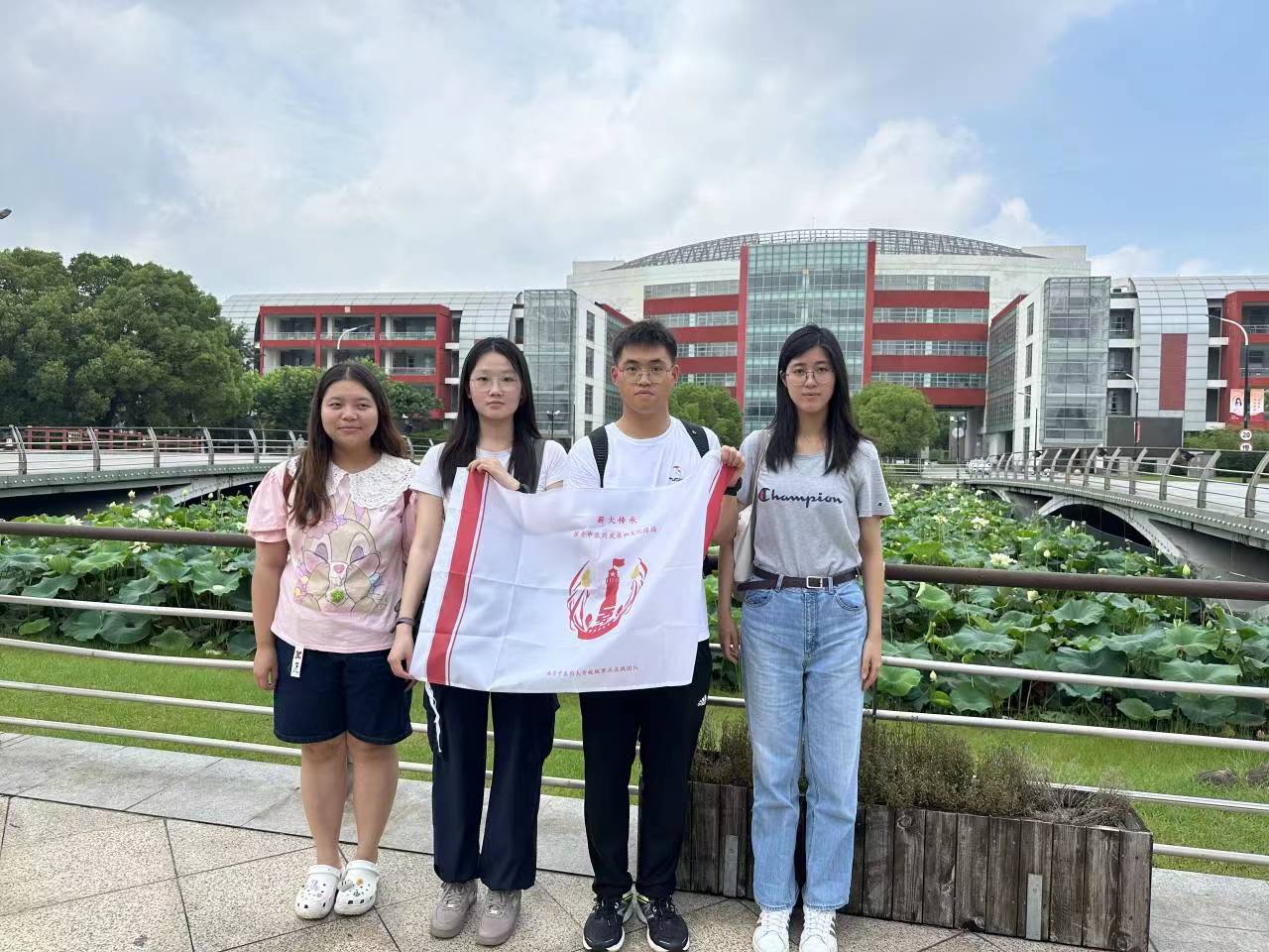 【一臨薪火實(shí)踐團(tuán)】“半夏送爾游天下，素問幾時可當(dāng)歸”薪火實(shí)踐團(tuán)岐黃接力，丹心筑夢小分隊探尋上海中醫(yī)藥博物館