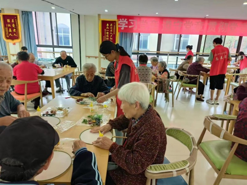 “綻放夕陽之花，簇簇人間溫情” ——安徽信息工程學(xué)院管理工程學(xué)院實踐團(tuán)