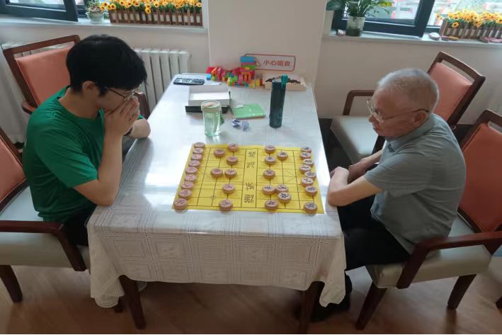 學子溫情撫桑榆，養(yǎng)老院內愛滿盈