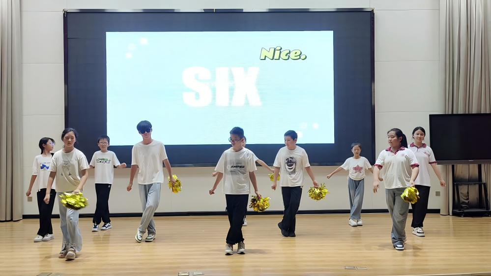 湖北經(jīng)濟(jì)學(xué)院希望之光支教隊組織“星光接力，筑夢希望”文藝匯演