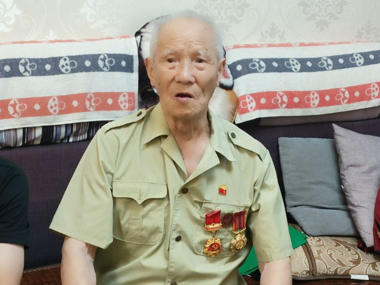 勛章映照血色青春：安理工學子聆聽92歲抗美援朝老戰(zhàn)士的熾熱信仰
