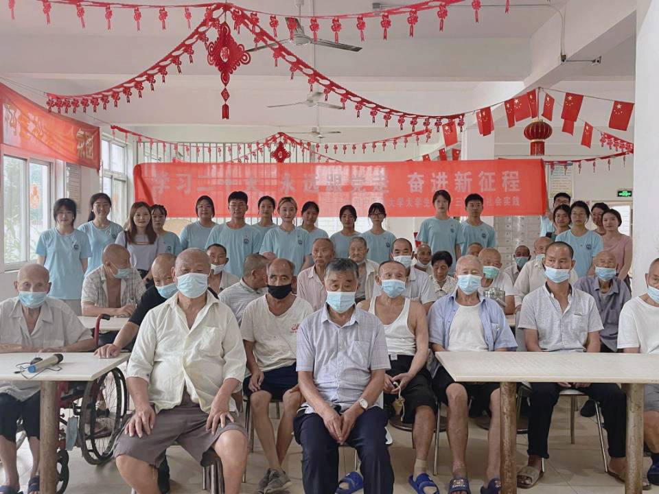 安徽中醫藥大學中醫學子三下鄉:夏日義診重健康，敬老舞