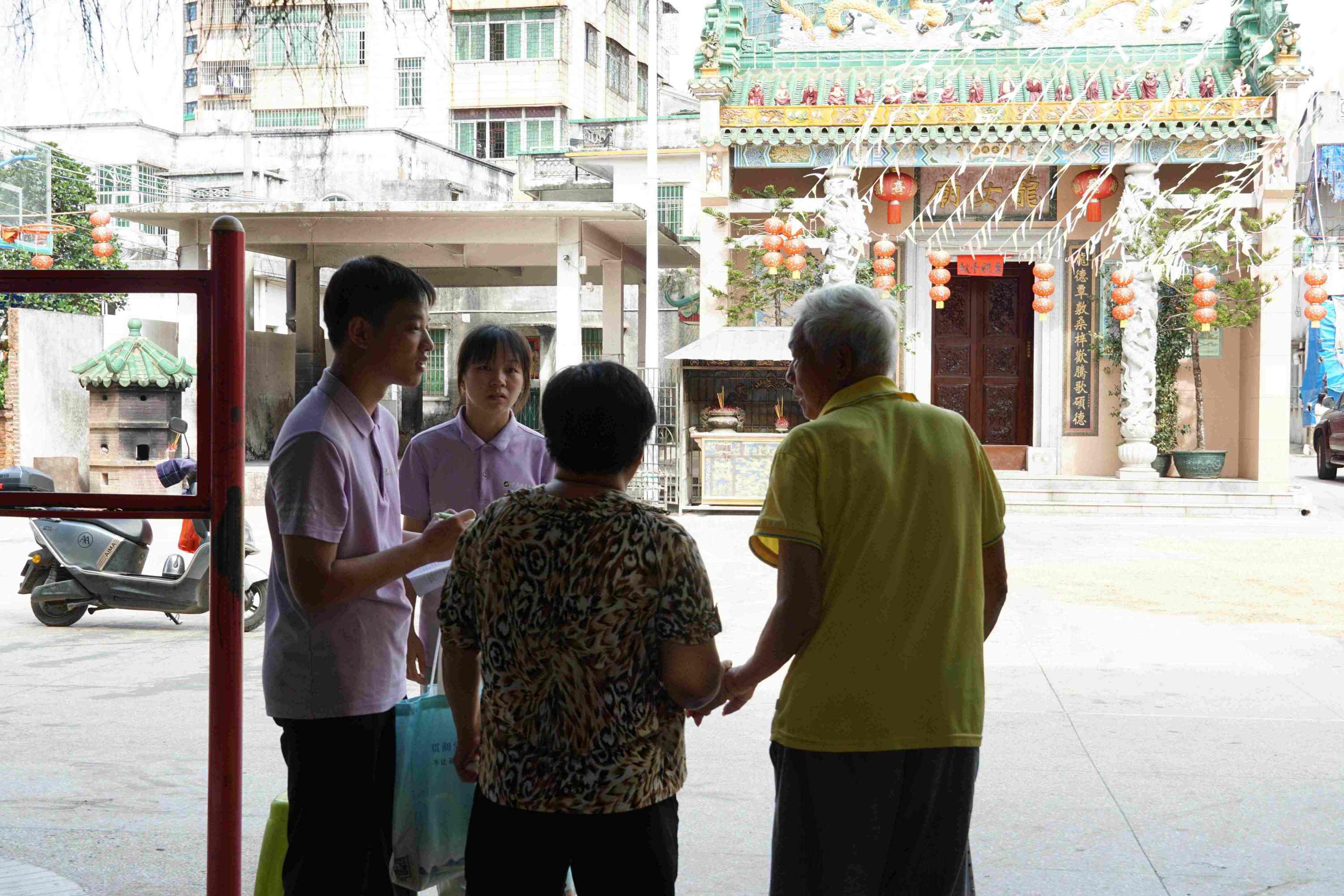 派發傳單了解民情，開展擺攤宣傳政策