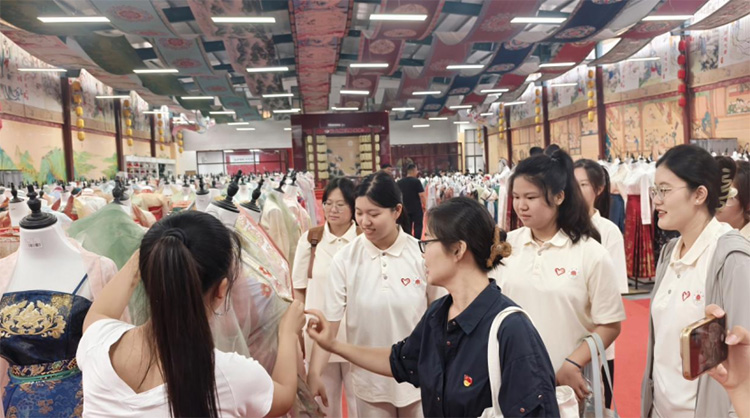 推廣普通話，賦能產(chǎn)業(yè)興——人文與新聞傳播學(xué)院暑期“三下鄉(xiāng)”社會(huì)實(shí)踐團(tuán)隊(duì)助力曹縣