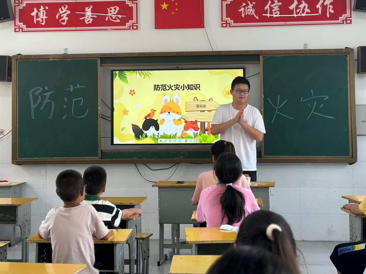 “筑牢安全防火墻，共學火災預防術”武昌理工學院云夢書韻志愿服務隊開展“防范火災