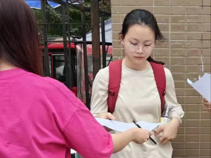 西南石油大學(xué)法學(xué)院暑期社會(huì)實(shí)踐隊(duì)青春助大運(yùn)，宣講進(jìn)課