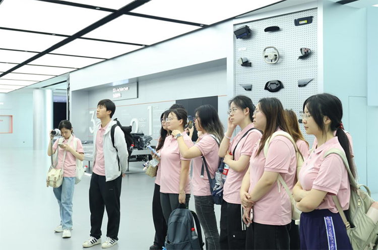 浙江工商大學(xué)學(xué)子探訪寧波極氪工廠：解碼新能源汽車的創(chuàng)新密碼