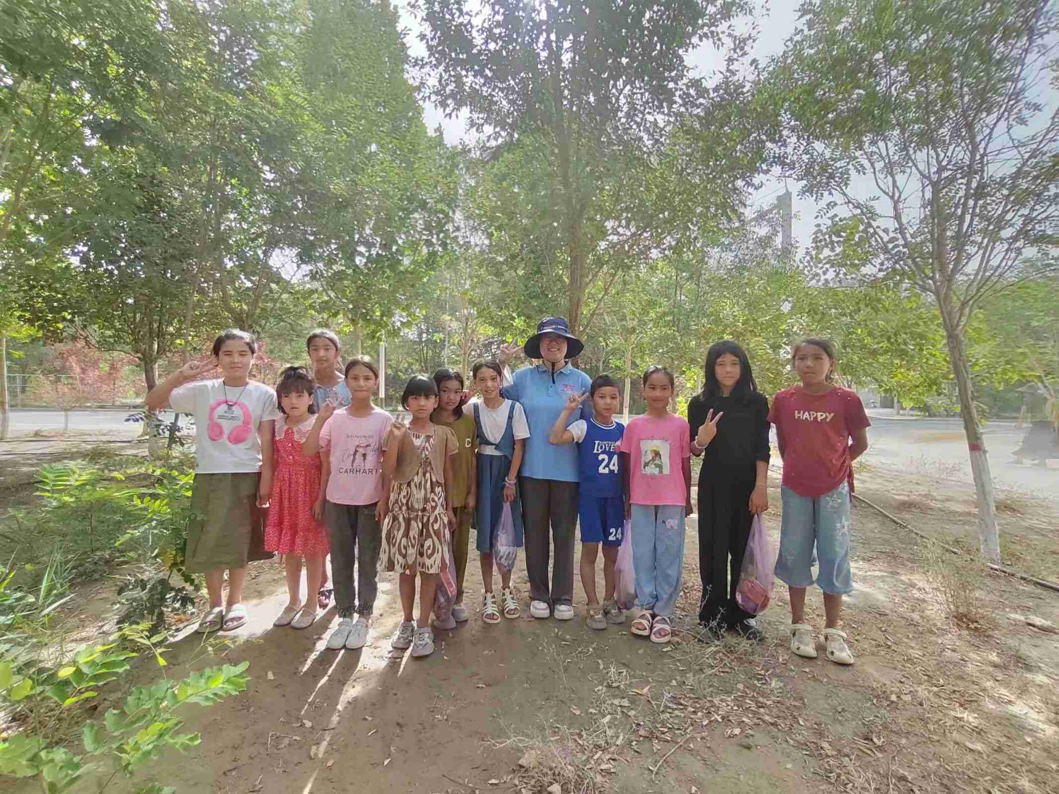 石榴花開，熠路相伴