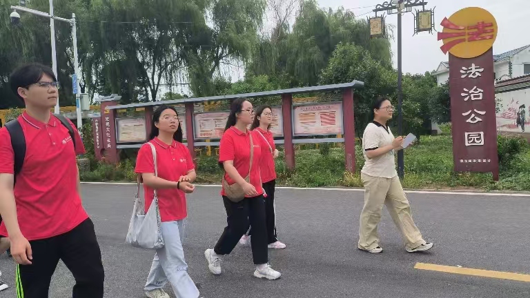 民族團(tuán)結(jié)：關(guān)愛老人，共筑和諧社區(qū)