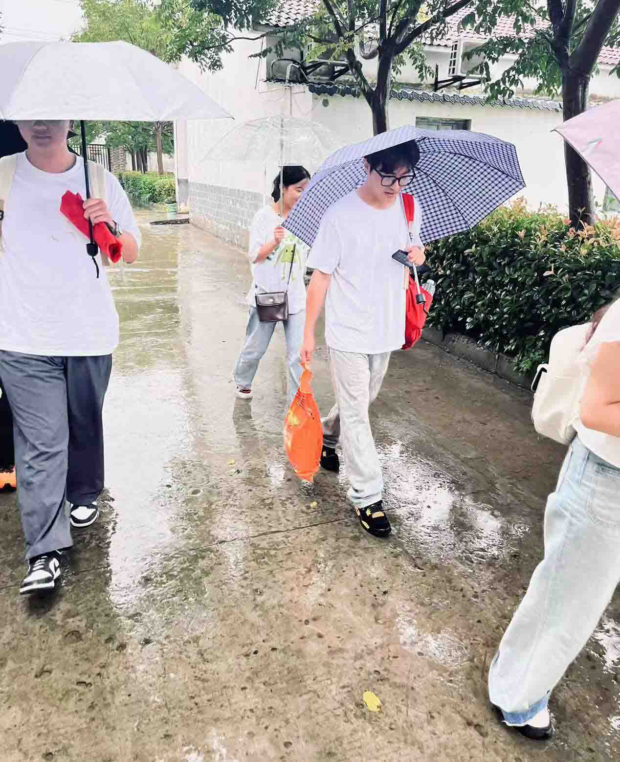 志愿者朱金龍：以實際行動扎根基層，全心全意體驗青春風采。
