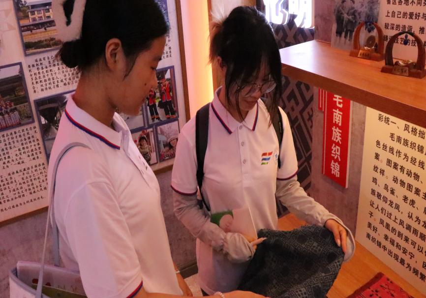 毛南館展團結韻，學子心感民族情