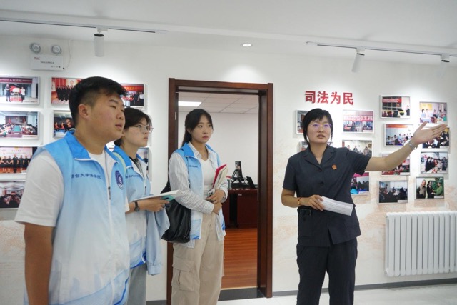 煙大學子走進青島市北法院——臉上帶笑與腳下生風，繪就訴源治理新“楓”景