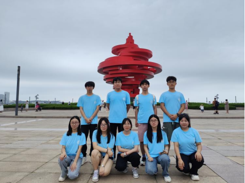 青島科技大學赴青島市“巡禮藍海情，筑夢文明行”文明旅游實踐團隊赴五四廣場、小麥島、棧橋參觀——文明出行， 一路潔凈